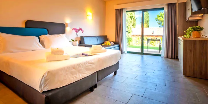 Lago di Garda: 4* hotel s bazénom hneď pri jazere, fľaša vína a extra zľavy pre dlhšie pobyty