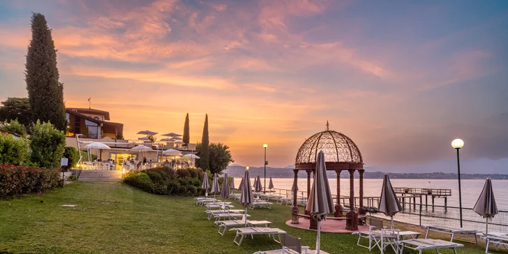 Lago di Garda: 4* hotel s bazénom hneď pri jazere, fľaša vína a extra zľavy pre dlhšie pobyty