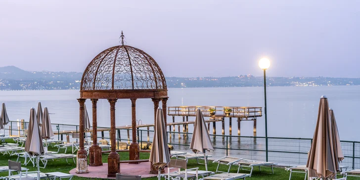 Lago di Garda: 4* hotel s bazénom hneď pri jazere, fľaša vína a extra zľavy pre dlhšie pobyty