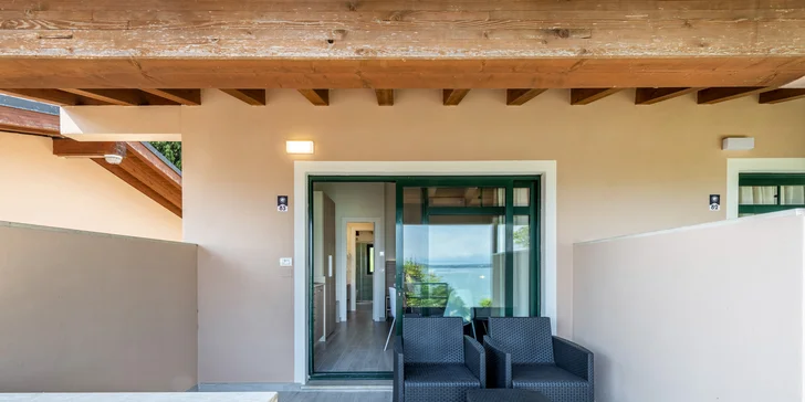 Lago di Garda: 4* hotel s bazénom hneď pri jazere, fľaša vína a extra zľavy pre dlhšie pobyty
