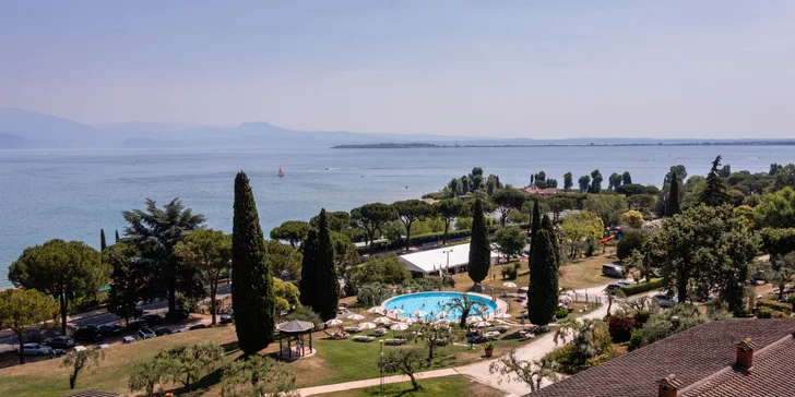 Lago di Garda: 4* hotel s bazénom hneď pri jazere, fľaša vína a extra zľavy pre dlhšie pobyty