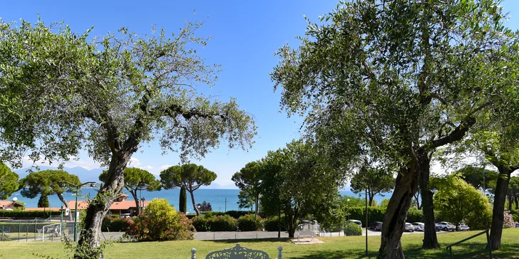 Lago di Garda: 4* hotel s bazénom hneď pri jazere, fľaša vína a extra zľavy pre dlhšie pobyty