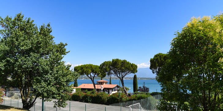 Lago di Garda: 4* hotel s bazénom hneď pri jazere, fľaša vína a extra zľavy pre dlhšie pobyty