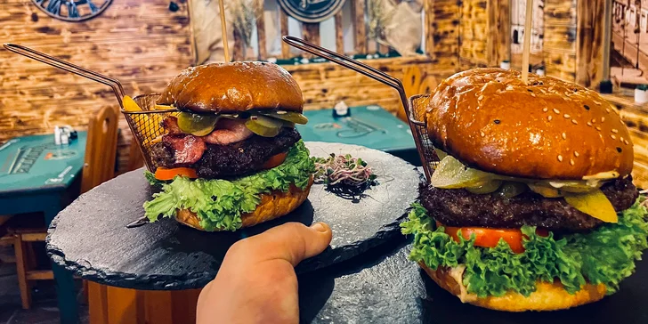 Burger s hranolčekmi: Hovädzí, Pulled Pork alebo s pečeným bôčikom