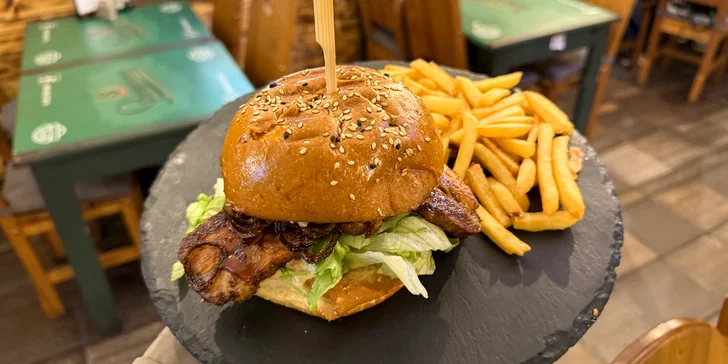 Burger s hranolčekmi: Hovädzí, Pulled Pork alebo s pečeným bôčikom