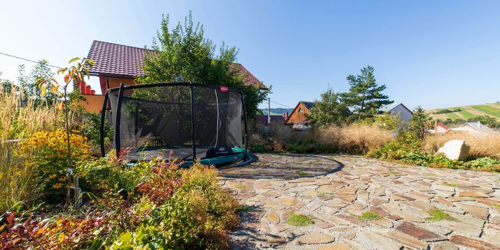 Kúzelný pobyt v lone Oravskej prírody: moderná chalupa pre 8 osôb s privátnym mini wellness a veľkou záhradou