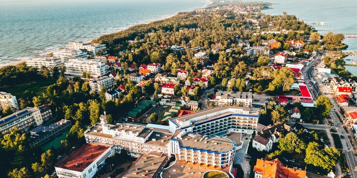 Úžasný 4* rodinný hotel s termálnymi kúpeľmi: polpenzia, detské ihrisko aj herňa, 200 m od pláže