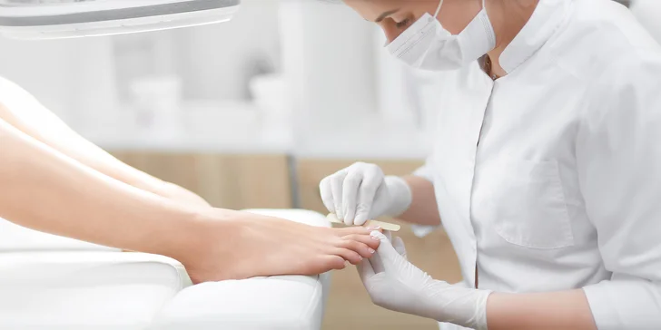 Medicínska kombinovaná pedikúra v útulnom štúdiu Medical Foot Care