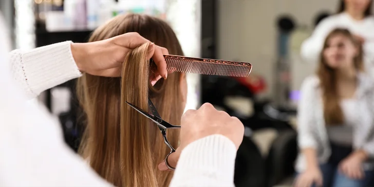 Dámsky strih alebo vyrovnanie vlasov pomocou brazílskeho keratínu v Zen House of Beauty