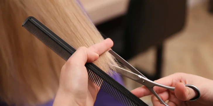 Dámsky strih alebo vyrovnanie vlasov pomocou brazílskeho keratínu v Zen House of Beauty