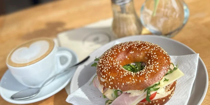 Chutné raňajkové menu s kávou: Croissant, bagel, párky, ovsená kaša či vajíčka na viac spôsobov