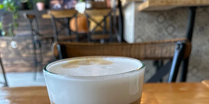 Chutné raňajkové menu s kávou: Croissant, bagel, párky, ovsená kaša či vajíčka na viac spôsobov