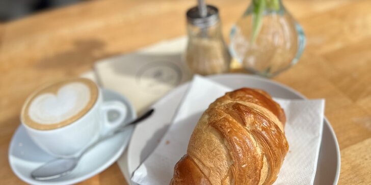 Chutné raňajkové menu s kávou: Croissant, bagel či vajíčka