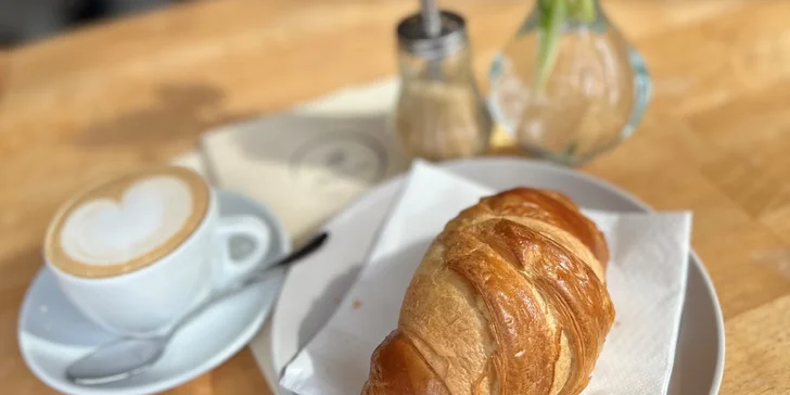 Chutné raňajkové menu s kávou: Croissant, bagel, párky, ovsená kaša či vajíčka na viac spôsobov