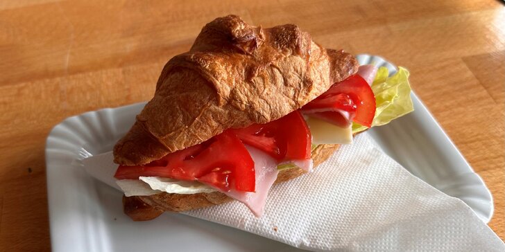 Chutné raňajkové menu s kávou: Croissant, bagel či vajíčka