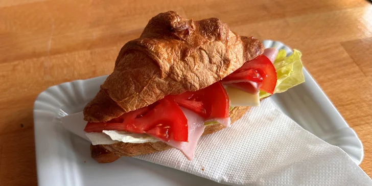 Chutné raňajkové menu s kávou: Croissant, bagel, párky, ovsená kaša či vajíčka na viac spôsobov