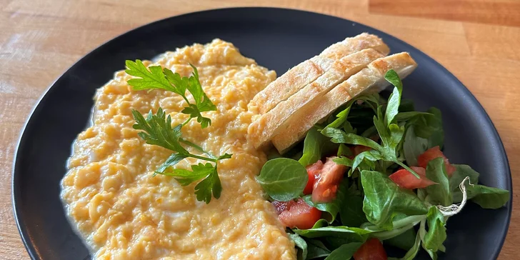 Chutné raňajkové menu s kávou: Croissant, bagel, párky, ovsená kaša či vajíčka na viac spôsobov