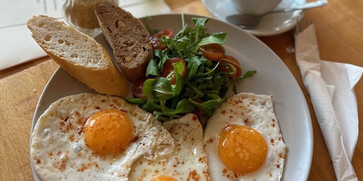 Chutné raňajkové menu s kávou: Croissant, bagel či vajíčka