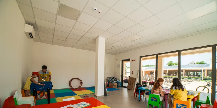 Last minute Rimini s rodinou: mobilné domčeky blízko pláže, raňajky, polpenzia aj plná penzia, piesočná pláž a športy