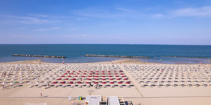Last minute Rimini s rodinou: mobilné domčeky blízko pláže, raňajky, polpenzia aj plná penzia, piesočná pláž a športy