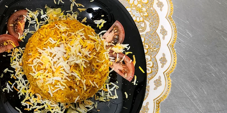 Voňavé Biryani: Indická špecialita s polievkou a nápojom