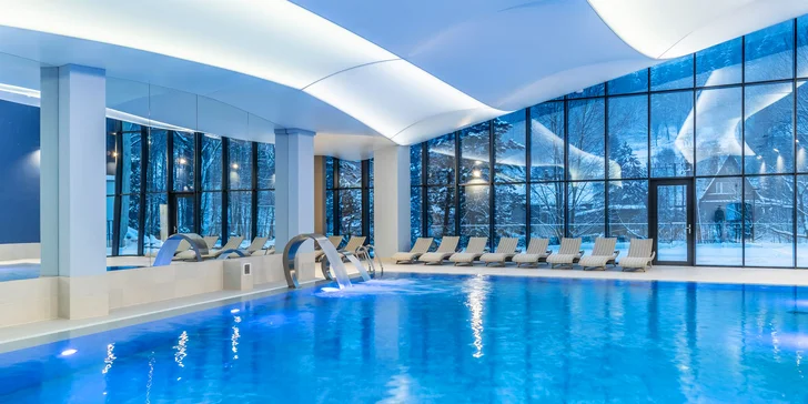 Moderný hotel s výhľadom na Sliezske Beskydy: strava a neobmedzený vstup do wellness