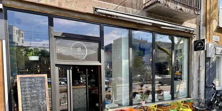 Chutné raňajkové menu s kávou: Croissant, bagel, párky, ovsená kaša či vajíčka na viac spôsobov