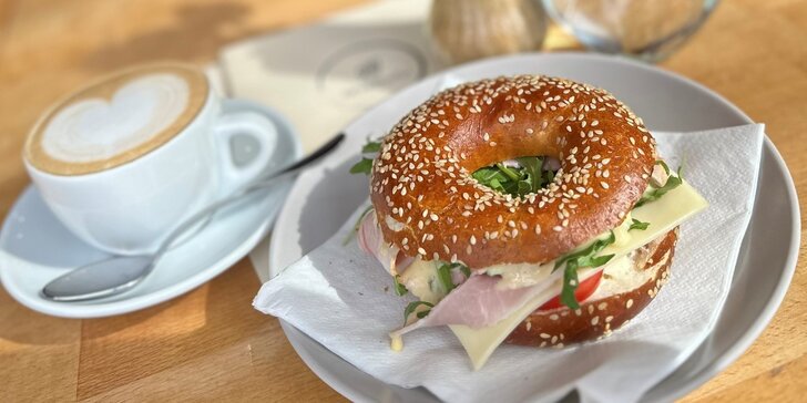 Chutné raňajkové menu s kávou: Croissant, bagel či vajíčka