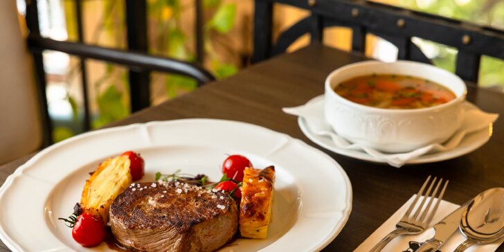 Teľací steak Štefánia s gratinovanými zemiakmi a kohútím vývarom