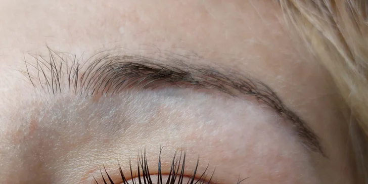 Laminácia obočia, lash lifting alebo úprava obočia pre výrazný pohľad