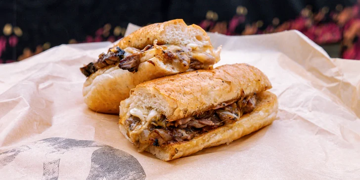 Streetfoodové špeciality BBQ Pulled Pork alebo Philly Brisket Baguette