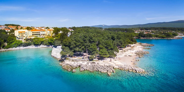 Dovolenka na ostrove Krk: hotel pri pláži a aquaparku, neobmedzene bazén, vírivka aj zábavné atrakcie