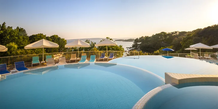 Dovolenka na ostrove Krk: hotel pri pláži a aquaparku, neobmedzene bazén, vírivka aj zábavné atrakcie