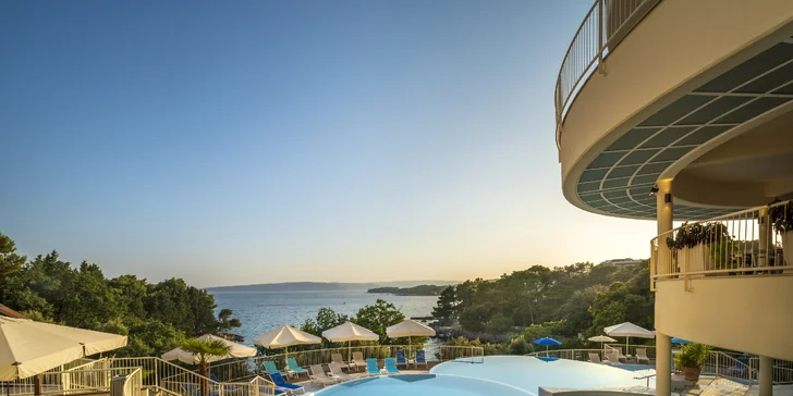 Dovolenka na ostrove Krk: hotel pri pláži a aquaparku, neobmedzene bazén, vírivka aj zábavné atrakcie