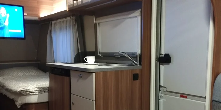 Prenájom klimatizovaného obytného prívesu s elektro pojazdom pre 4 až 5 osôb - aj počas hlavnej letnej sezóny