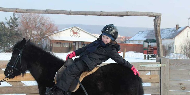 Vychádzka do prírody na poníkovi pre dieťa s inštruktorom