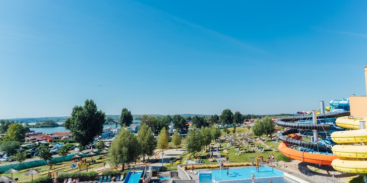 Leto na plné obrátky a 4€ späť v kreditoch: Aqualand Moravia s vodným hradom a vodnou horskou dráhou