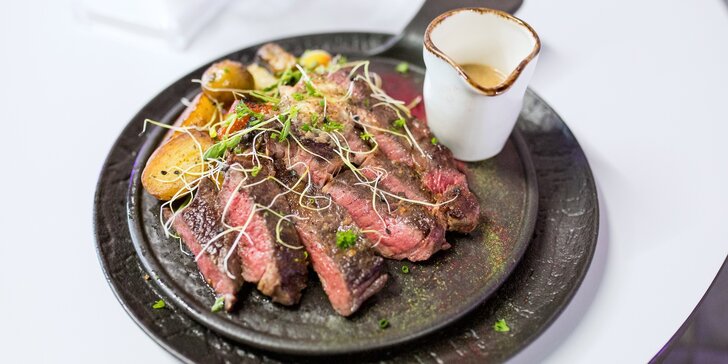 Rib Eye steak s pečenými baby zemiakmi a omáčkou