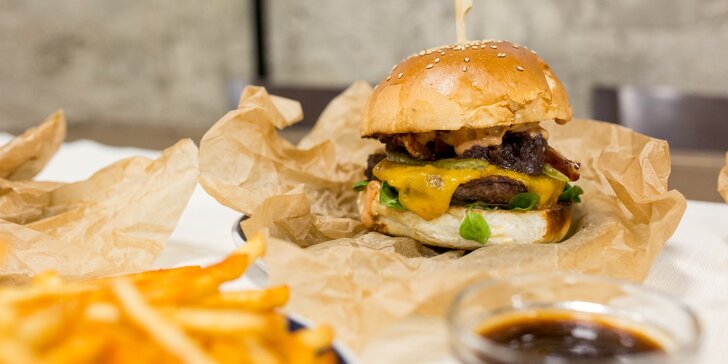 Burger s hranolčekmi a omáčkou v Bowling Erika