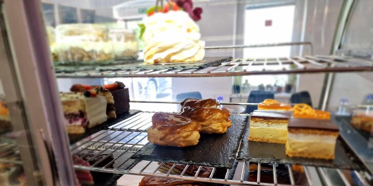 Letné osvieženie v Patisserie Babyland v Šamoríne - ľadová káva, nápoj + koláčik