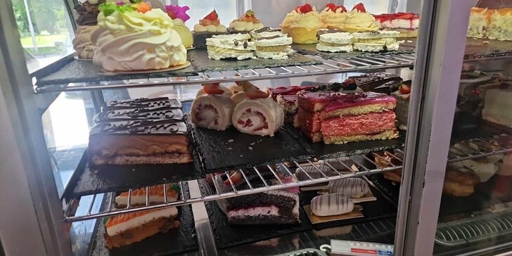 Letné osvieženie v Patisserie Babyland v Šamoríne - ľadová káva, nápoj + koláčik