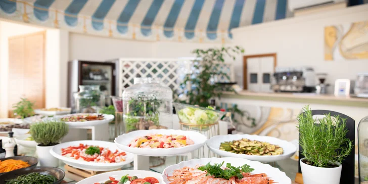 5* Grand Hotel Rimini: poloha hneď pri pláži, bazén, talianske raňajky a úžasná atmosféra