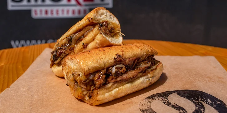 Streetfoodové špeciality BBQ Pulled Pork alebo Philly Brisket Baguette
