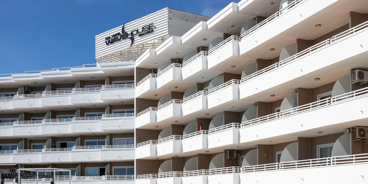 Španielska Malorka: luxusný apartmán s terasou rovno pri pláži, bazén aj ležadlá v cene