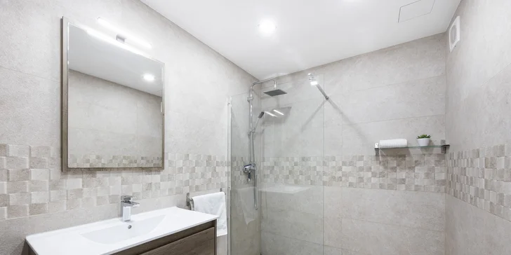 Španielska Malorka: luxusný apartmán s terasou rovno pri pláži, bazén aj ležadlá v cene