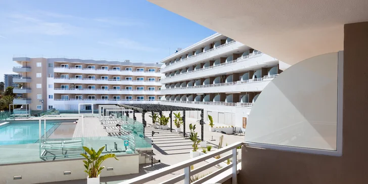 Španielska Malorka: luxusný apartmán s terasou rovno pri pláži, bazén aj ležadlá v cene