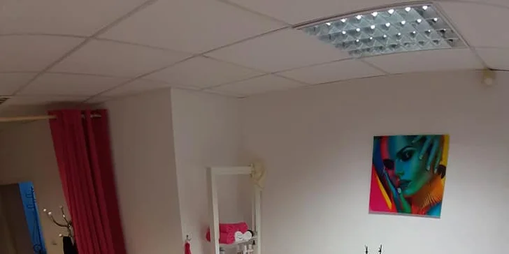 Kozmetická masáž tváre, hĺbkové čistenie alebo laminácia obočia v salóne Ariini