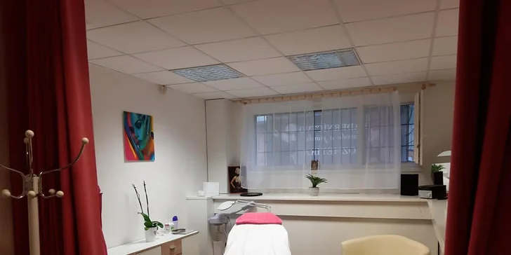 Kozmetická masáž tváre, hĺbkové čistenie alebo laminácia obočia v salóne Ariini