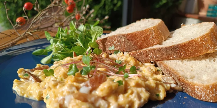 Bohaté raňajkové menu s kávou a džúsom počas celého dňa