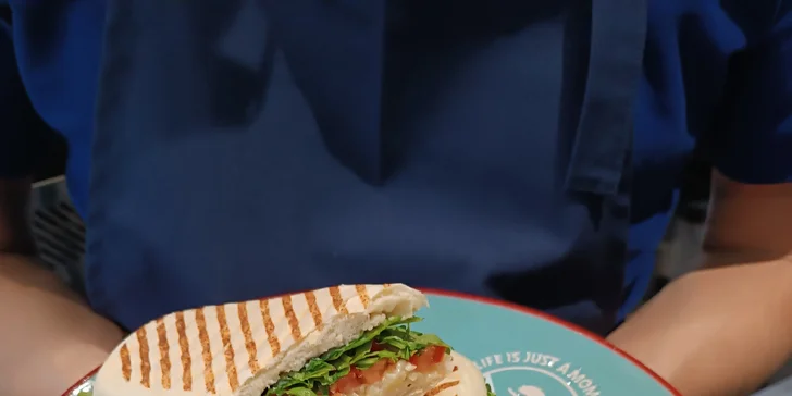 Bohaté raňajkové menu s kávou a džúsom počas celého dňa